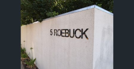 Modern upstairs unit fantastic location! - Photo 3