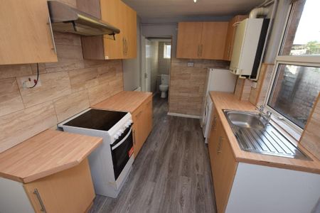 1 bedroom in a house share to rent - Photo 3