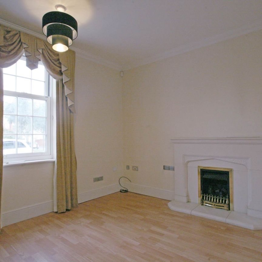 Price £2,500 pcm - Available 07/11/2026 - Part Furnished - Photo 1