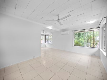 Family Home with a Pool in Kirwan - Photo 3