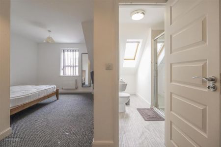 1 bedroom in a house share to rent - Photo 4