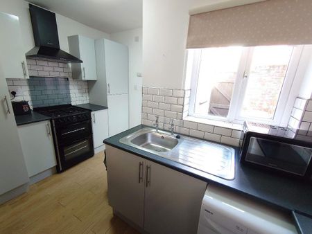 2 bedroom terraced house to rent - Photo 5