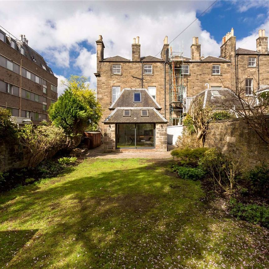 A truly spectacular three bedroom ground floor garden flat, which has undergone an extensive refurbishment, so is presented to the market in excellent condition. - Photo 1