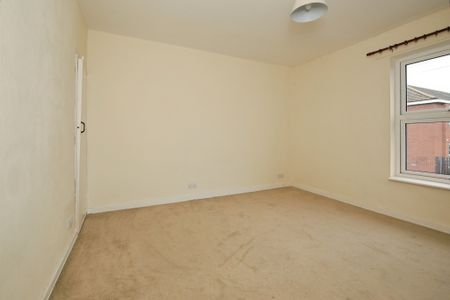 Three-bedroom terraced house with garden near city centre, Peterborough - Photo 5