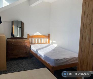 1 bedroom in a flat share to rent - Photo 2