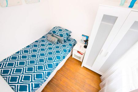 BEST LOCATION FOUR BEDROOM APARTMENT. - Photo 5