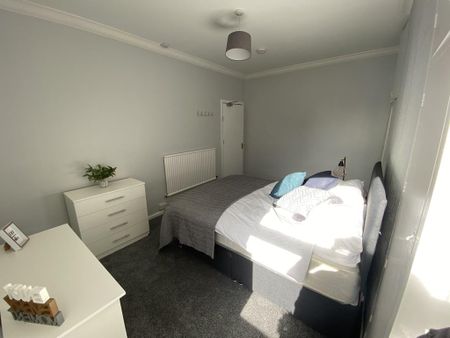 1 bedroom in a house share to rent - Photo 2