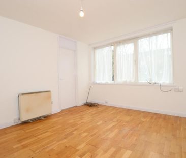 3 bedroom flat to rent - Photo 4