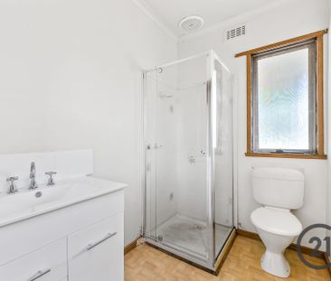 Beautiful Home in the Heart of Cranbourne! - Photo 2