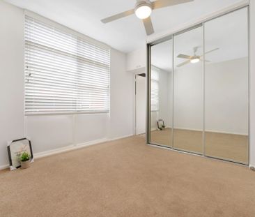 Renovated One Bedroom Apartment Close to Manly Beach - Photo 1