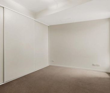 2 BEDROOM APARTMENT BEHIND WESTFIELD SHOPPING CENTRE - Photo 1