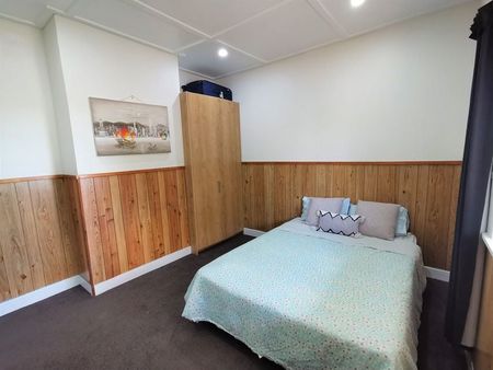 Sunny Spacious 4 bedroom furnished home Onehunga - Photo 5