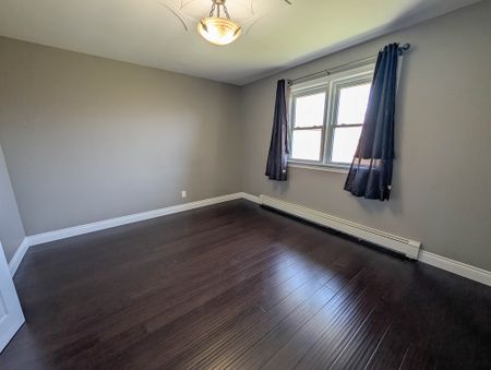 133 Afton Ave, Welland - All Inclusive 3 Bed Main Unit - Photo 4