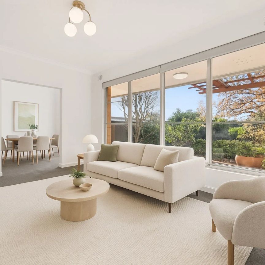 Classic family home in private setting - Photo 1