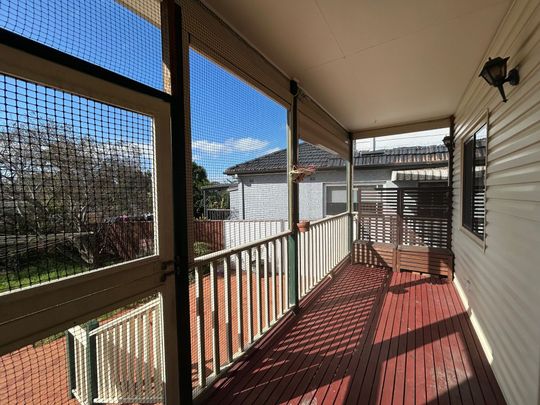 Newly renovated 3-bedroom family house with new carpet and Sunny decking in great location - Photo 1