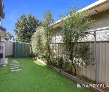 Presenting a contemporary townhouse and a hassle-free, low maintena... - Photo 4