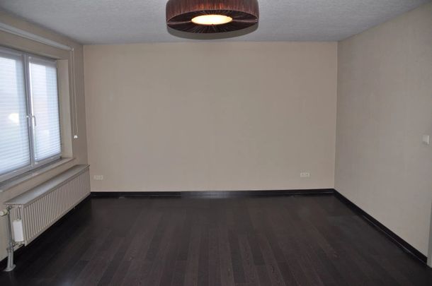 UNIEK HANDELSPAND VAN 110M² MET DUPLEXAPPARTEMENT MET 3 SLPK IN LANAKEN CENTRUM - Photo 1
