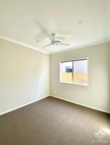 Spacious Modern 4-bedder Semi-new House in fast growing suburb - Photo 3