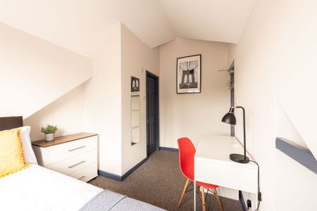 Sociable Home Steps from Tesco & IKEA - Photo 3