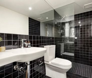 Light Filled Elwood Apartment - Close to Beach And Shops - Photo 6