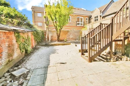 Guildford Street, Chertsey, Surrey, KT16 9AS - Photo 3