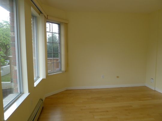 1-br Suite – 4050 Mcgill Street, Burnaby V5c 1m5 - Photo 1