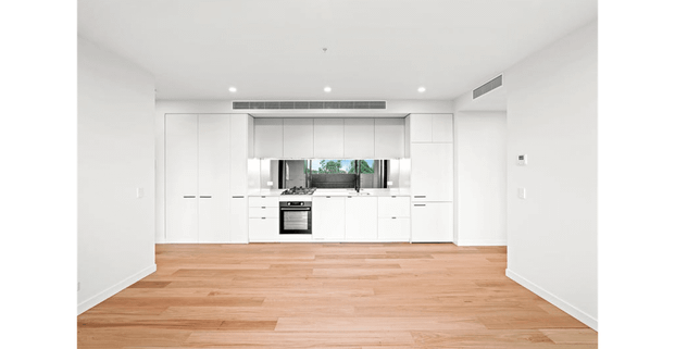 Light Filled Apartment ! - Photo 1