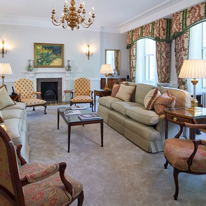 Luxury Three-Bedroom Apartment in Hyde Park Gate, Kensington, London SW7 - Photo 1