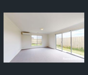 Beautiful 4-bedroom house in Cranbourne East! (Bonus- solar panels ... - Photo 2