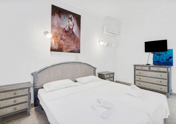 Villa for rent in Cumbre del Sol with 5 bedrooms