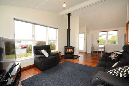 Lovely on Lock St - Photo 2