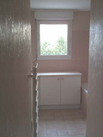 Appartement 3 pièces 79m2 MARSEILLE 8EME 1 031 euros - Photo 2