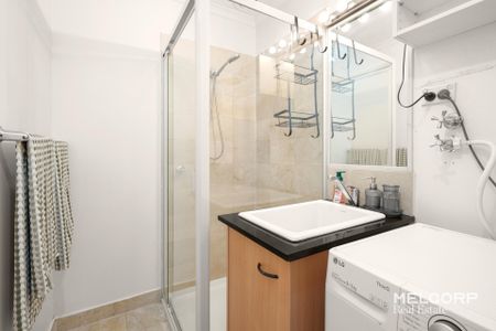 FURNISHED ONE-BED PLUS STUDY IN THE CITY - Photo 2