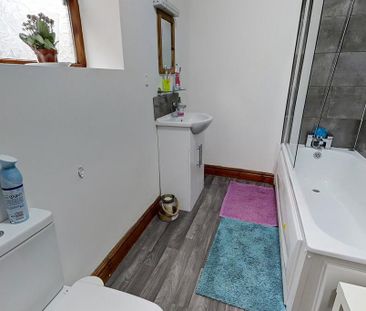 3 bedroom flat to rent - Photo 5