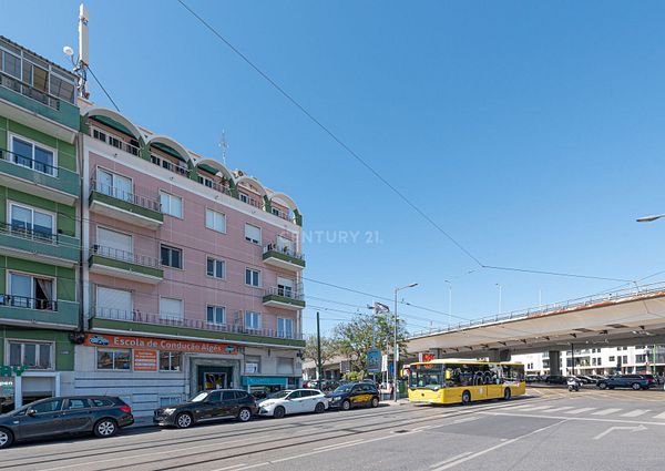 Apartamento T3 para Arrendamento em Algés - Rua Damião de Gois