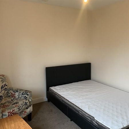 Court Close - Photo 3