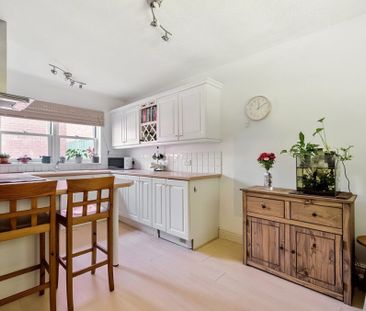 2 Bedroom Flat / Apartment - Headley Close, Alresford - Photo 3