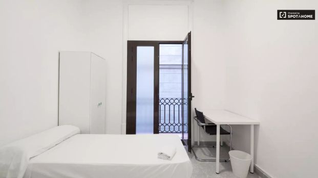Room in a shared 11-bedroom apartment for rent in El Gòtic, all bills included. - Foto 1