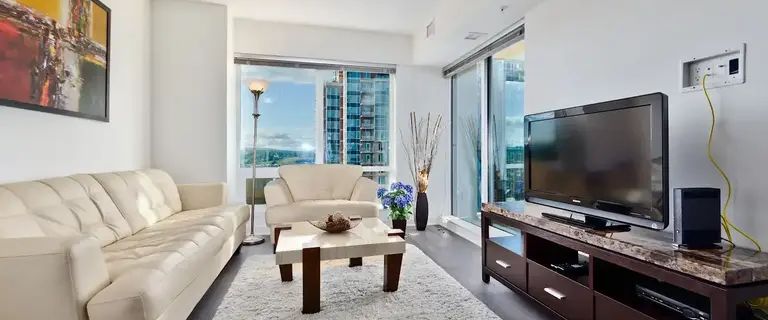 FULLY FURNISHED LUXURIOUS [1 BED + Den] APT with a RIVER VIEW | 1704 - 930 6 Avenue SW, Calgary - Photo 1