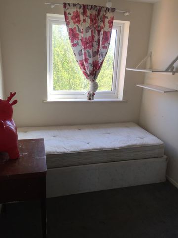 2 Bed Flat, Gurney Close, IG11 - Photo 3