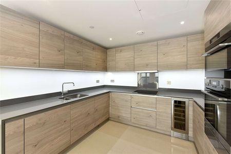 A beautifully appointed, 3 double bedroom apartment situated on the 24th floor of this development located in the heart of St Georges Circus, Southwark. - Photo 3