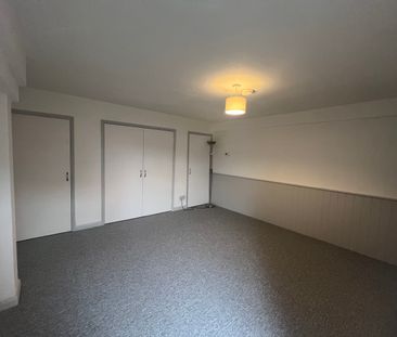 The Warren, Aldershot, Hampshire, GU11 - Photo 2