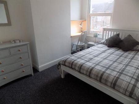 3 bedroom Flat To Let - Photo 2