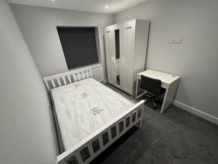 Room in a Shared House, Middle Street, SO14 - Photo 2