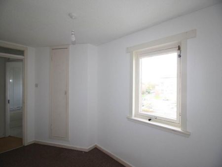 3 bedroom flat to rent - Photo 5