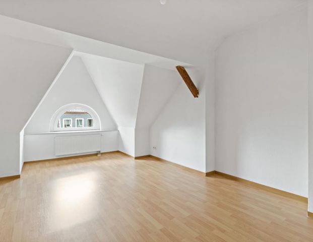 Gemütliche wohnen im Dachgeschoss mit Einbauküche. - Foto 1