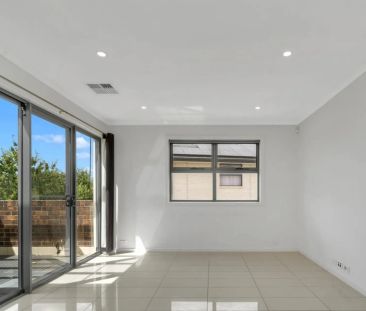 Perfectly Positioned in St Clair – Spacious, Modern & Convenient - Photo 3