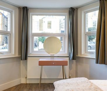 SHORT LET: An immaculate two bedroom flat in a handsome period building on Richmond Hill. - Photo 6