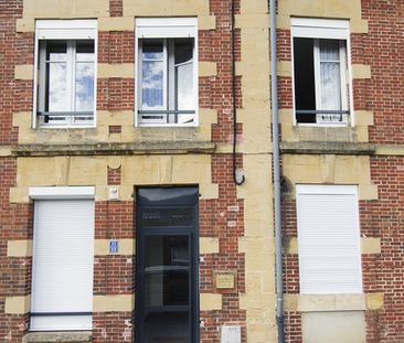 Appartement de type 2 au deuxième étage, situé rue Etienne Dolet à Nouzonville proche des commerces, comprenant une chambre et un salon. - Photo 2