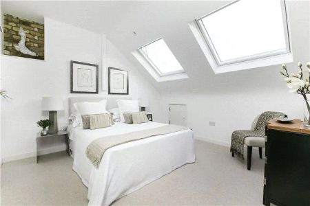 2 bedroom flat in London - Photo 2